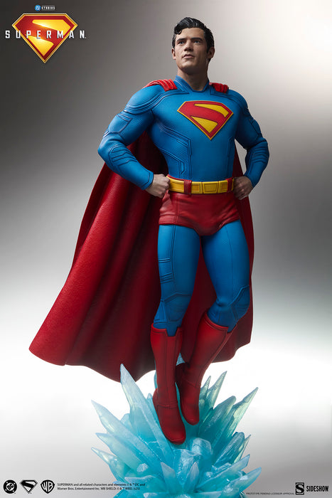 [PREORDER] Superman™ Premium Format™ Figure