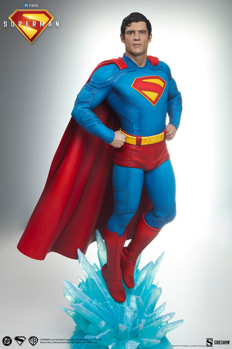 [PREORDER] Superman™ Premium Format™ Figure