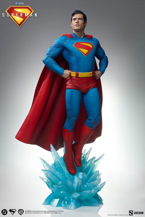 [PREORDER] Superman™ Premium Format™ Figure