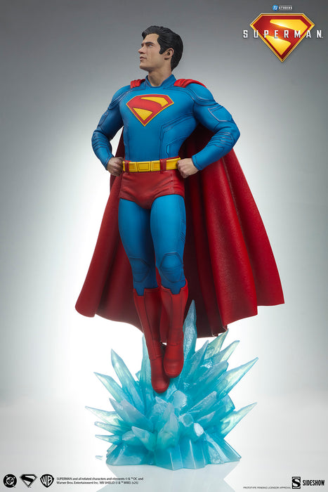 [PREORDER] Superman™ Premium Format™ Figure