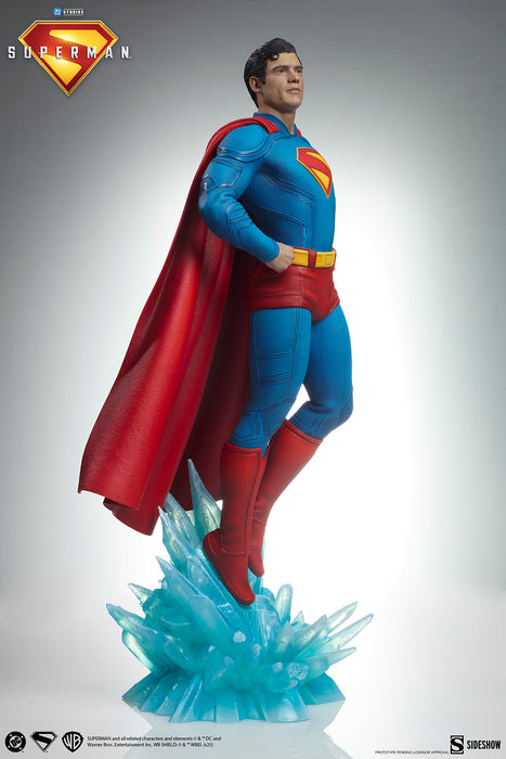 [PREORDER] Superman™ Premium Format™ Figure